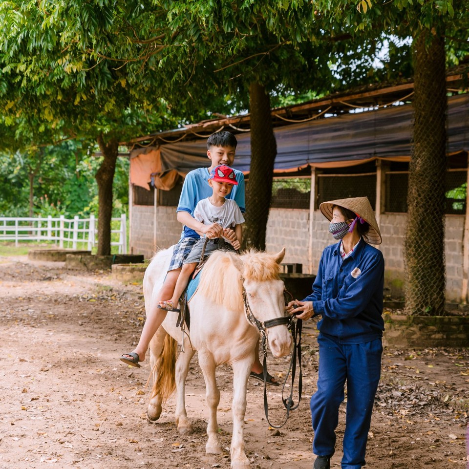 Trải nghiệm cưỡi ngựa ở Ba V&igrave;. Ảnh: D&ecirc; trắng farm