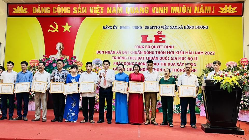 L&atilde;nh đạo x&atilde; Hồng Dương trao thưởng cho c&aacute;c tập thể, c&aacute; nh&acirc;n c&oacute; th&agrave;nh t&iacute;ch xuất sắc trong x&acirc;y dựng n&ocirc;ng th&ocirc;n mới kiểu mẫu.