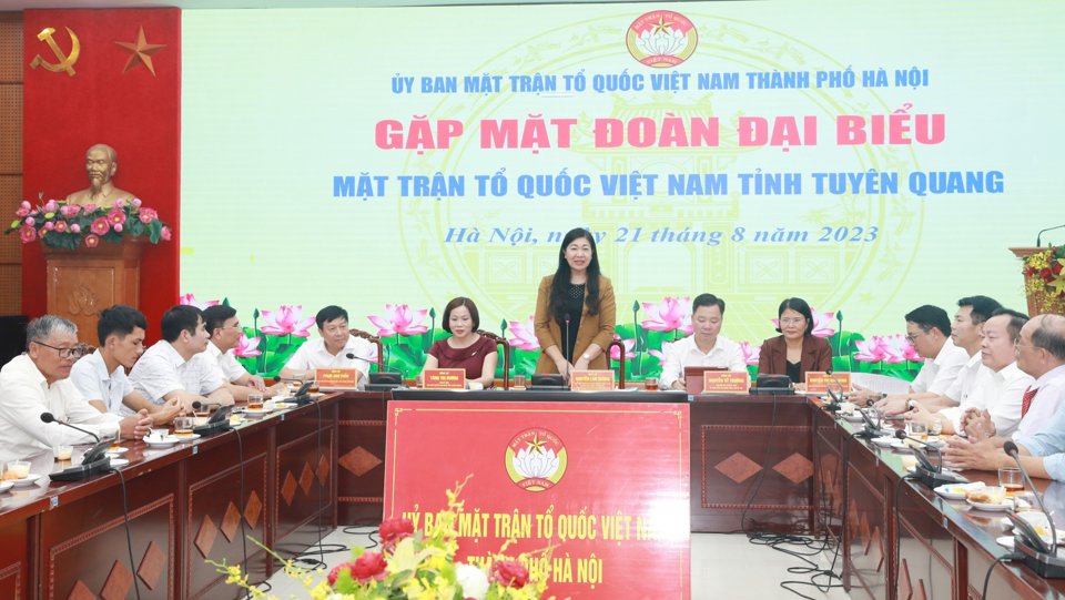 Chủ tịch Ủy ban Mặt trận Tổ quốc Việt Nam TP H&agrave; Nội Nguyễn Lan Hương chủ tr&igrave; tiếp&nbsp;Đo&agrave;n đại biểu Ủy ban Mặt trận Tổ quốc Việt Nam tỉnh Tuy&ecirc;n Quang