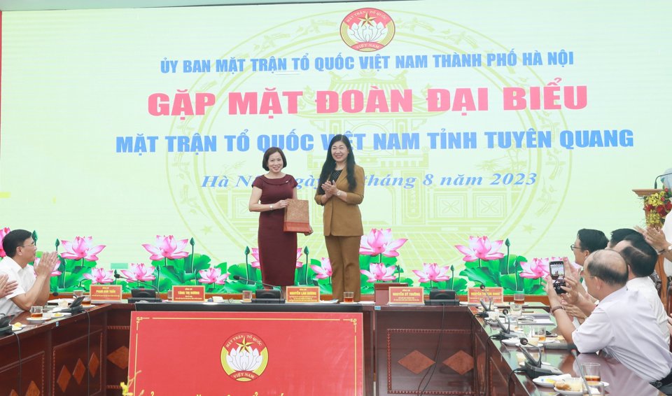 Ph&oacute; Chủ tịch Ủy ban Mặt trận Tổ quốc Việt Nam tỉnh Tuy&ecirc;n Quang Tăng Thị Dương tr&acirc;n trọng đ&oacute;n nhận qu&agrave; do Ủy ban Mặt trận Tổ quốc Việt Nam TP H&agrave; Nội trao tặng