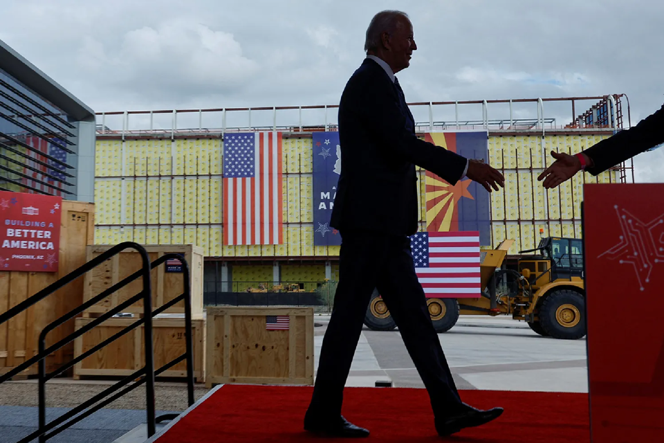 Tổng thống Mỹ Joe Biden thăm nh&agrave; m&aacute;y chế tạo chất b&aacute;n dẫn TSMC tại Phoenix, Arizona, v&agrave;o ng&agrave;y 6/12/2022. Nguồn: Foreign Policy