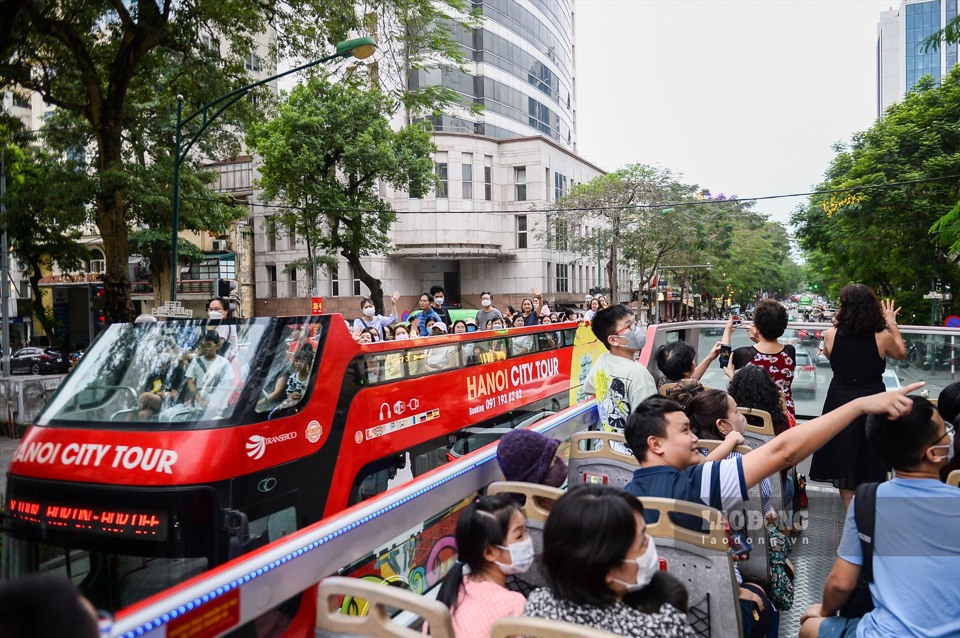 Xe bus 2 tầng ở H&agrave; Nội. Ảnh: T&ocirc; Thế