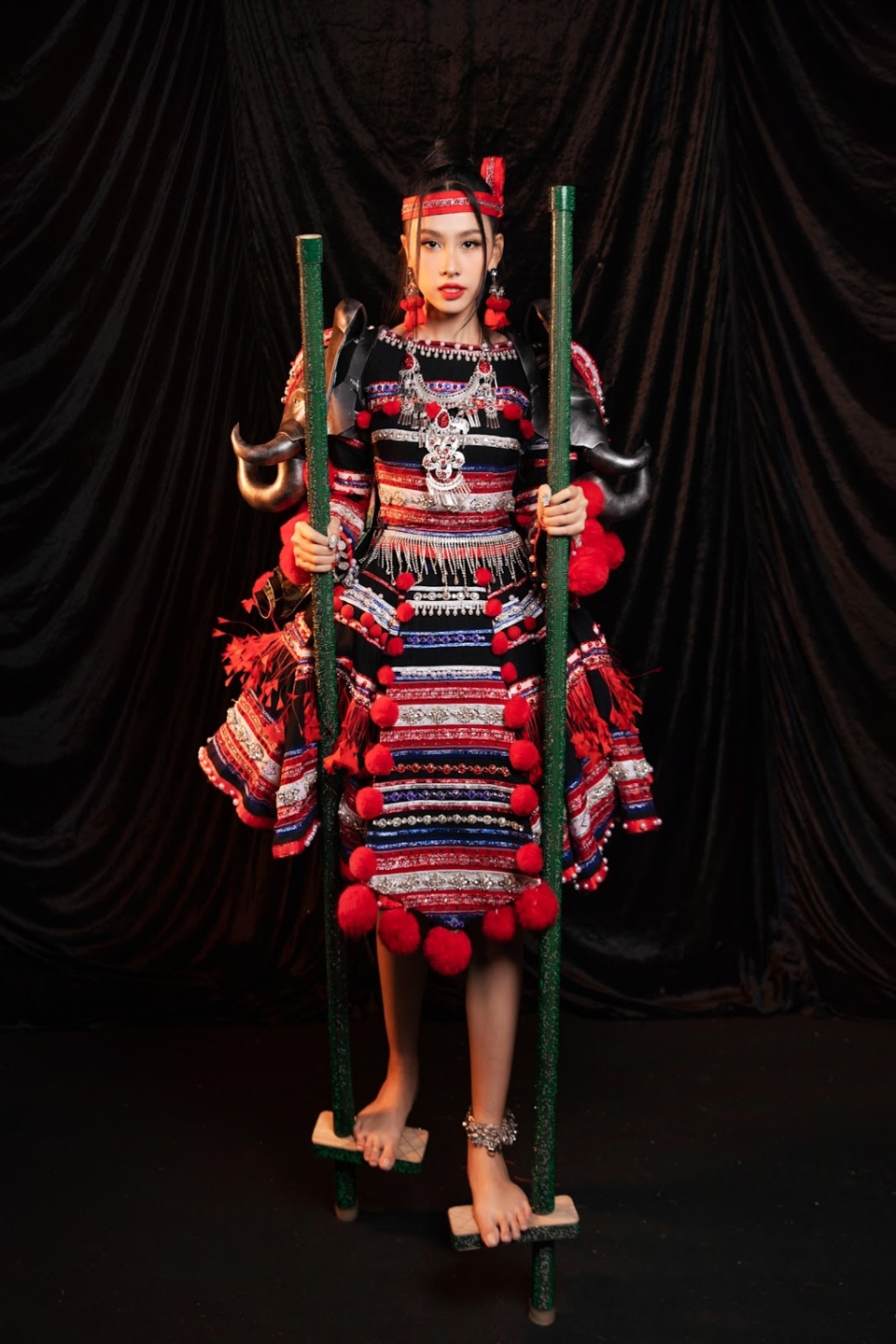 Đằng sau trang phục khổng lồ nhất ở Hoa hậu Hòa bình Việt Nam - Ảnh 1