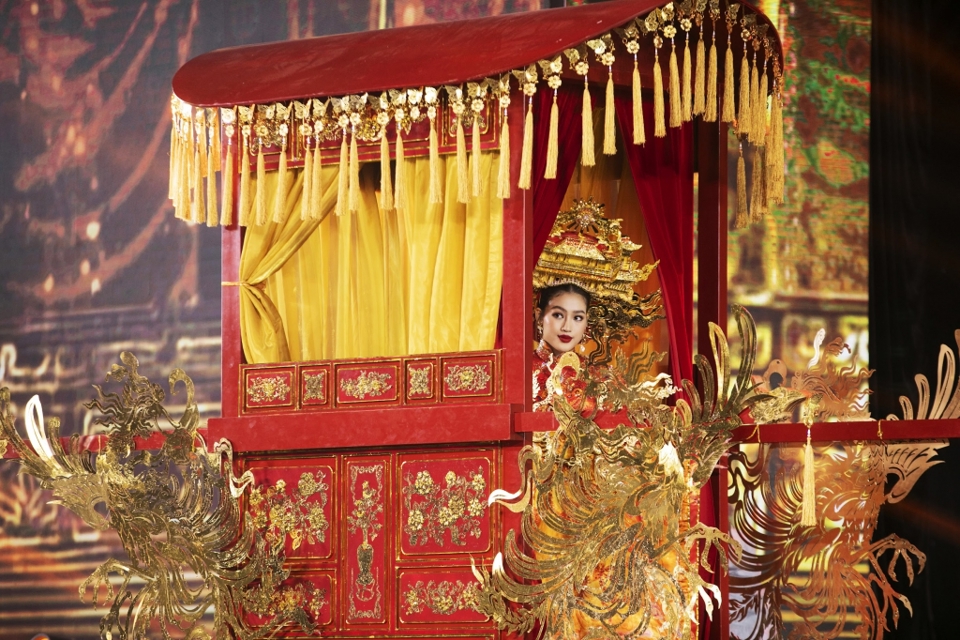 Đằng sau trang phục khổng lồ nhất ở Hoa hậu Hòa bình Việt Nam - Ảnh 10