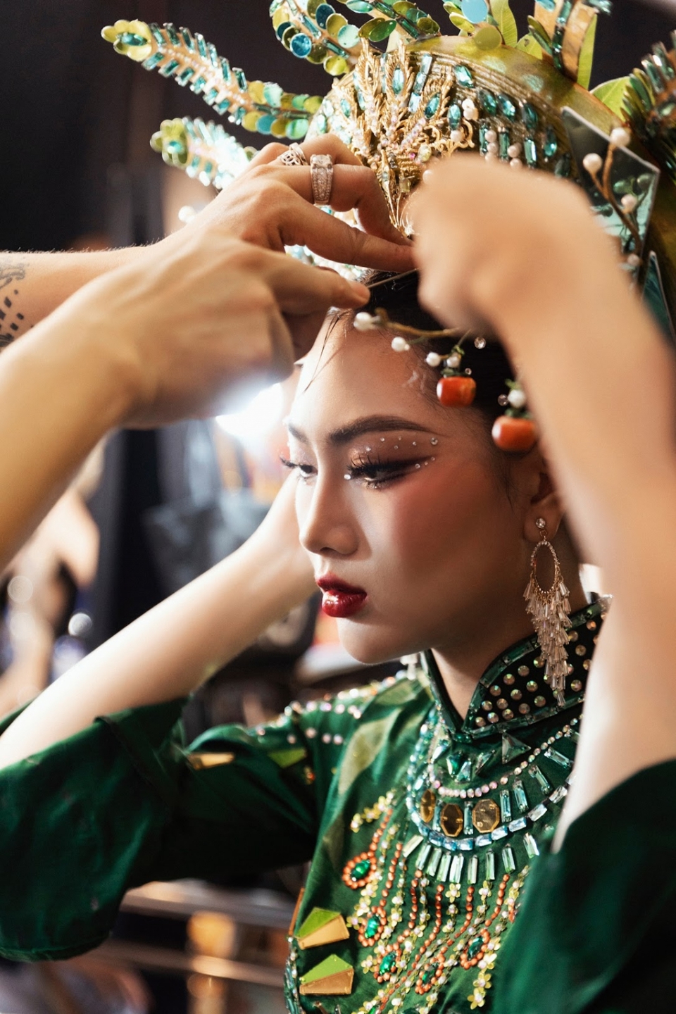 Đằng sau trang phục khổng lồ nhất ở Hoa hậu Hòa bình Việt Nam - Ảnh 8