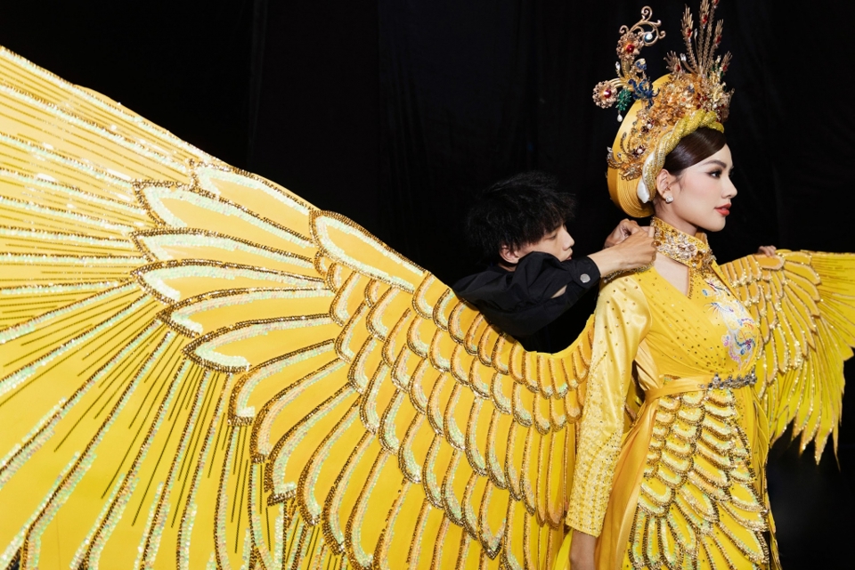 Đằng sau trang phục khổng lồ nhất ở Hoa hậu Hòa bình Việt Nam - Ảnh 12