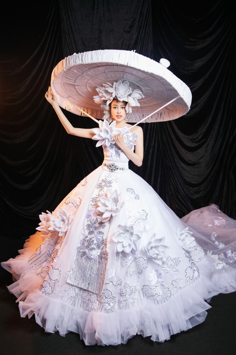 Đằng sau trang phục khổng lồ nhất ở Hoa hậu Hòa bình Việt Nam - Ảnh 5