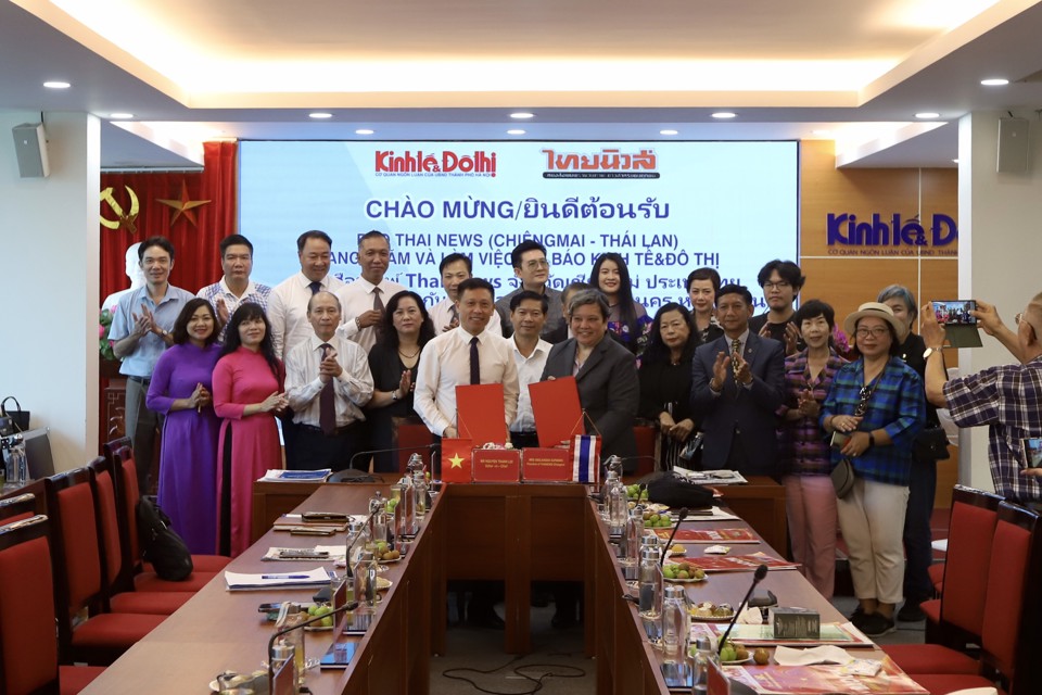 Đại diện Báo Kinh tế & Đô thị và Báo Thainews (Chiangmai, Thái Lan) ký kết biên bản hợp tác. Ảnh: Khánh Huy