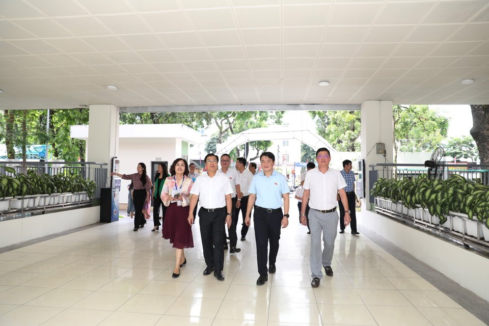 Đoàn công tác của HĐNDTP Hà Nội khảo sát thực tế tại Trường Tiểu học Hoàng Diệu, quận Ba Đình. Ảnh: Thịnh An