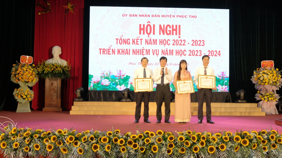 3 tập thể của huyện Ph&uacute;c Thọ được nhận Bằng khen của UBND TP H&agrave; Nội do c&oacute; th&agrave;nh t&iacute;ch trong thực hiện nhiệm vụ năm học 2022 - 2023.