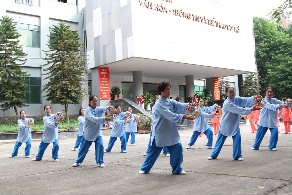 Ng&agrave;y hội c&oacute; sự tham gia của c&aacute;c c&acirc;u lạc bộ tr&ecirc;n địa b&agrave;n 8 phường của quận T&acirc;y Hồ.