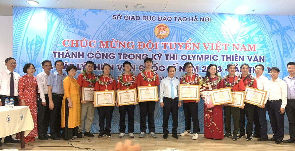 Lãnh đạo Sở GD&ĐT cùng các thầy cô giáo chúc mừng thành tích xuất sắc của đội tuyển Việt Nam tại Kỳ thi IOAA 2023. Ảnh: Điệp Quyên