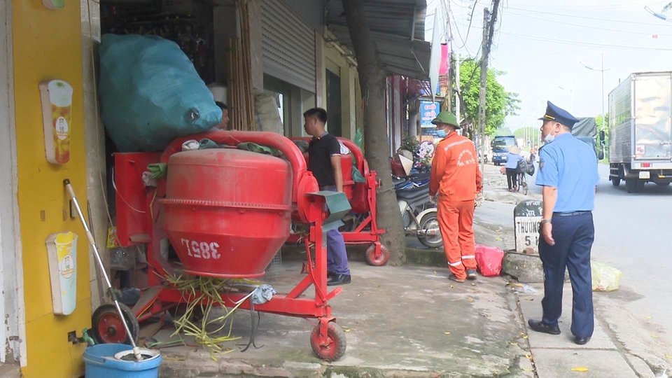 Lực lượng chức năng huyện Thường T&iacute;n tham gia trực tiếp chỉ đạo xử l&yacute; vi phạm tại hiện trường