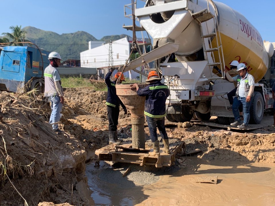 Dự &aacute;n NƠXH Hưng Ph&uacute; II thi c&ocirc;ng cọc thử th&iacute; nghiệm phục vụ cho c&ocirc;ng t&aacute;c thiết kế x&acirc;y dựng v&agrave; thi c&ocirc;ng cọc đại tr&agrave;. Ảnh: Bảo Kha.