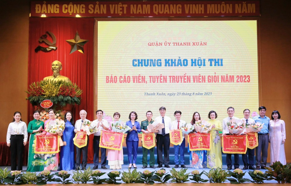 Th&iacute; sinh Nguyễn Chi Giang (Đảng bộ phường Thanh Xu&acirc;n Bắc) gi&agrave;nh giải Nhất; giải Nh&igrave; thuộc về th&iacute; sinh Đinh Thị Hồng V&acirc;n (Đảng bộ phường Kim Giang); giải Ba thuộc về th&iacute; sinh Nguyễn Đ&ocirc;ng Thức (Đảng bộ phường Khương Mai) v&agrave; th&iacute; sinh Đỗ Thị Minh T&acirc;m&nbsp;(Đảng bộ phường Khương Đ&igrave;nh)