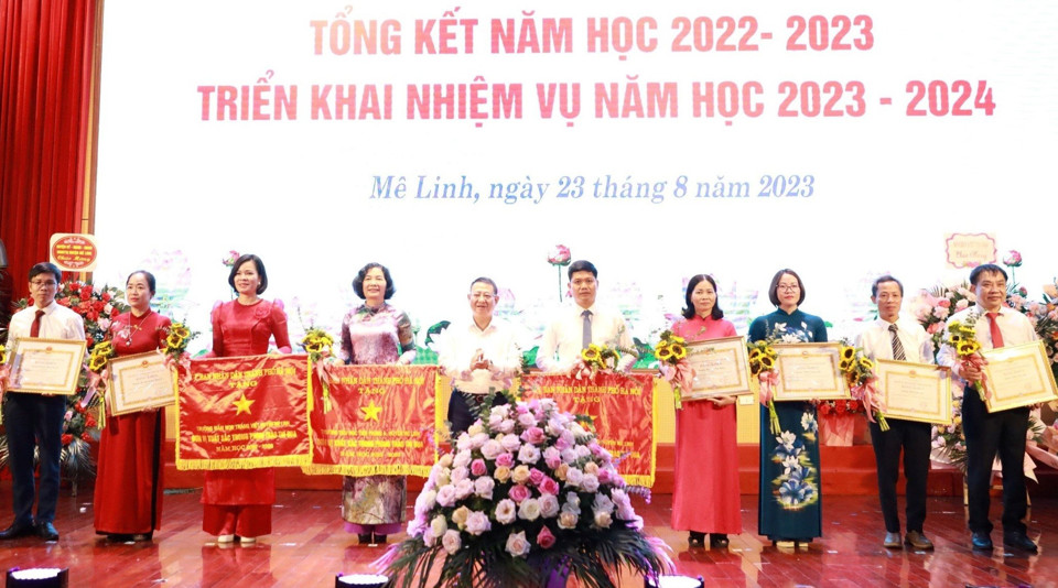 Chủ tịch UBND huyện M&ecirc; Linh Ho&agrave;n Anh Tuấn tặng Cờ thi đua v&agrave; Bằng khen của UBND th&agrave;nh phố cho c&aacute;c tập thể.