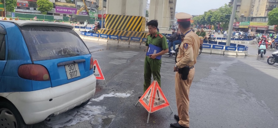 Ô tô bất ngờ bốc cháy giữa ngã tư Nguyễn Trãi - Thanh Xuân - Ảnh 1