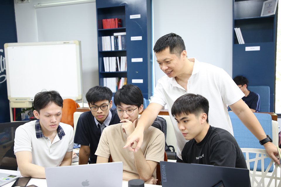 Thầy và trò Trường ĐH Công nghề- ĐH Quốc gia Hà Nội