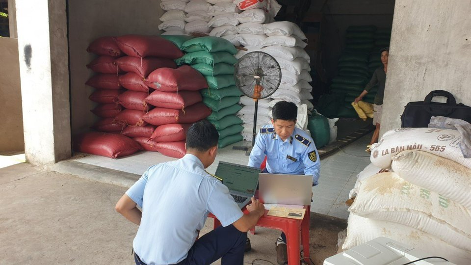 Lực lượng Quản l&yacute; thị trường Bến Tre kiểm tra 1 hộ kinh doanh gạo tr&ecirc;n địa b&agrave;n. Ảnh: moit.gov.vn