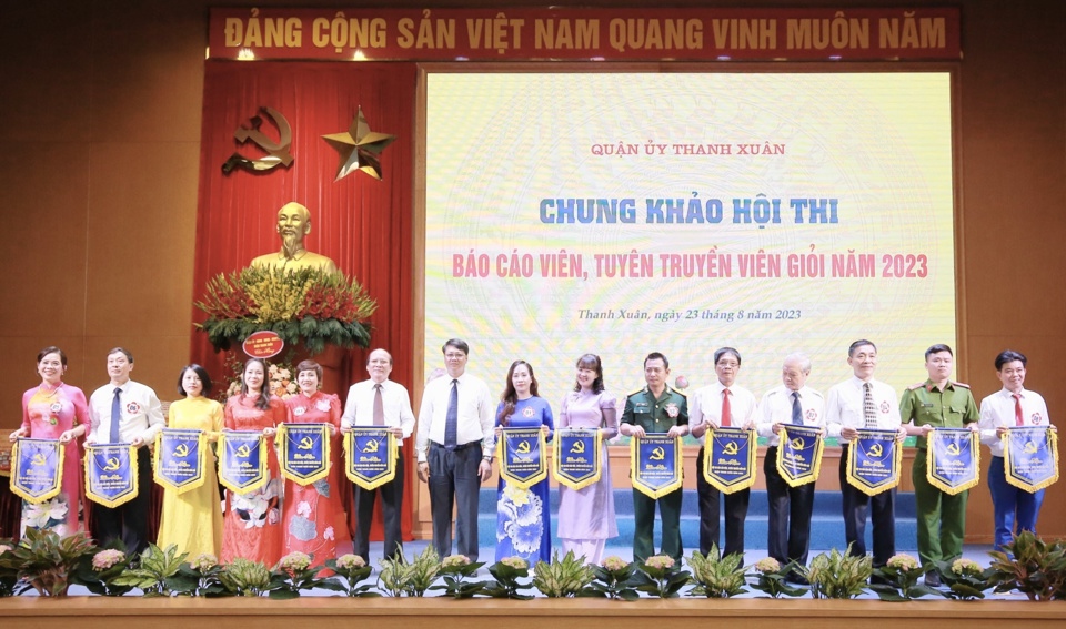 Trao cờ lưu niệm cho 14 th&iacute; sinh tham gia&nbsp;v&ograve;ng sơ khảo hội thi