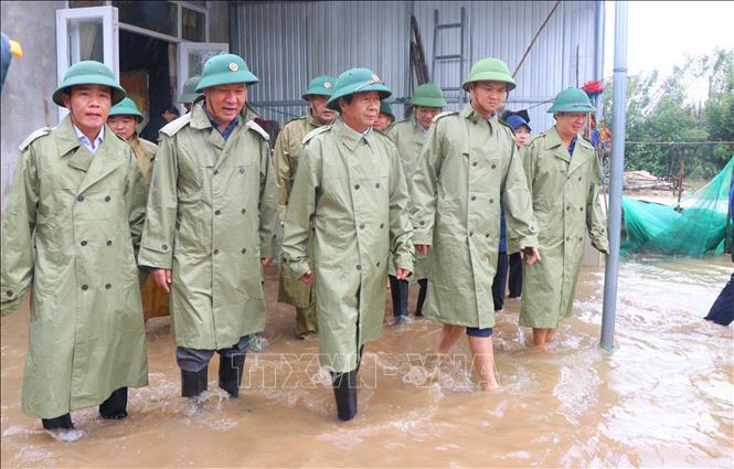 Ph&oacute; Thủ tướng L&ecirc; Văn Th&agrave;nh kiểm tra c&ocirc;ng t&aacute;c khắc phục hậu quả mưa lũ tại v&ugrave;ng rốn lũ Quảng Điền (Thừa Thi&ecirc;n - Huế), ng&agrave;y 19/10/2022. Ảnh: Tường Vi/TTXVN