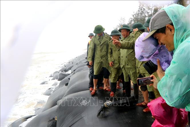 Ph&oacute; Thủ tướng L&ecirc; Văn Th&agrave;nh kiểm tra t&igrave;nh h&igrave;nh sạt lở bờ biển tại x&atilde; Ph&uacute; Thuận, huyện Ph&uacute; Vang (Thừa Thi&ecirc;n - Huế), ng&agrave;y 19/10/2022. Ảnh: Tường Vi/TTXVN