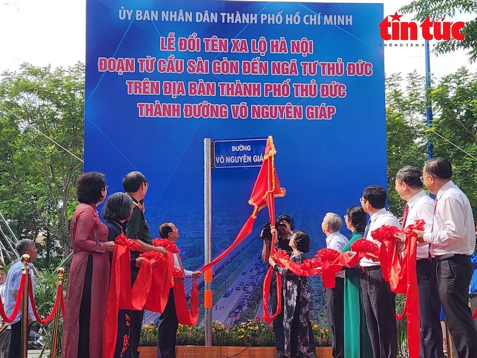 L&atilde;nh đạo TP Hồ Ch&iacute; Minh thực hiện nghi thức đổi t&ecirc;n Xa lộ H&agrave; Nội th&agrave;nh đường V&otilde; Nguy&ecirc;n Gi&aacute;p.