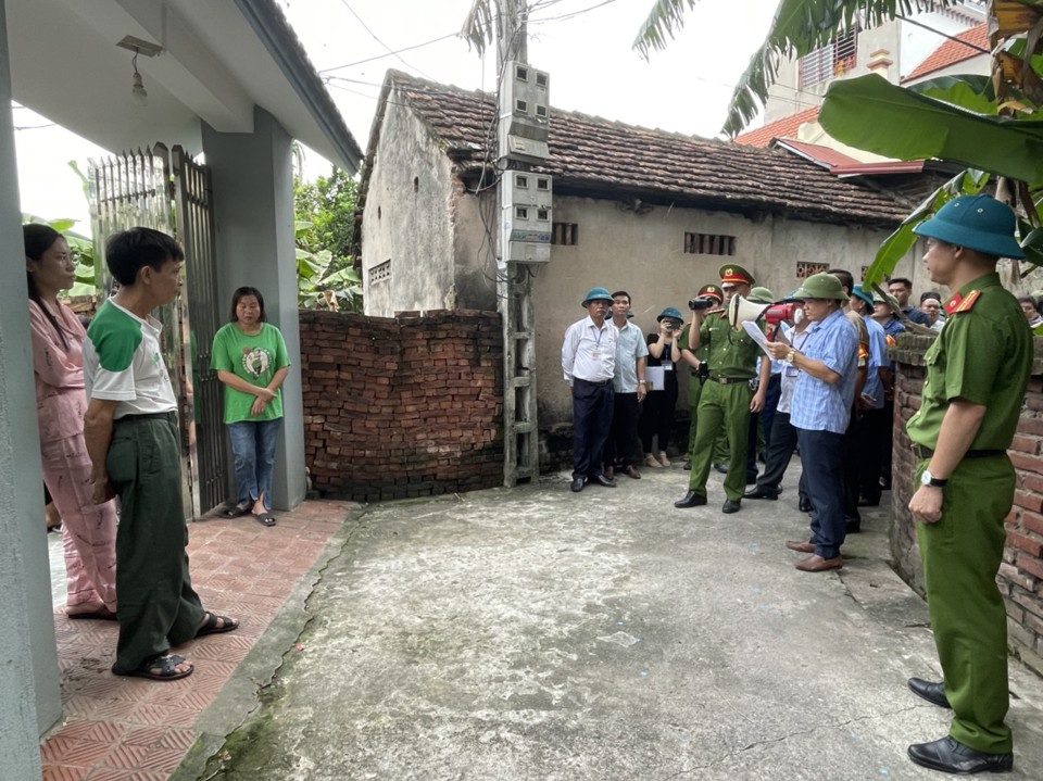 Chủ tịch UBND x&atilde; Quất Động Huỳnh Ngọc Huệ đọc quyết định cưỡng chế c&aacute;c hạng mục c&ocirc;ng tr&igrave;nh vi phạm tr&ecirc;n đất c&ocirc;ng của hộ gia đ&igrave;nh &ocirc;ng Ch&eacute;n