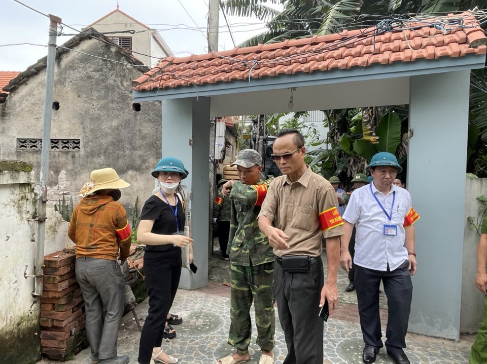 Ph&oacute; Chủ tịch UBND huyện Thường T&iacute;n Phan Thanh T&ugrave;ng tham gia trực tiếp chỉ đạo cưỡng chế c&aacute;c hạng mục c&ocirc;ng tr&igrave;nh vi phạm