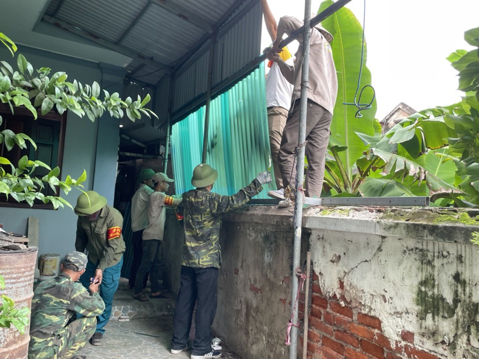 Lực lượng chức năng th&aacute;o dỡ phần diện t&iacute;ch m&aacute;i t&ocirc;n hộ gia đ&igrave;nh &ocirc;ng Ch&eacute;n đ&atilde; l&agrave;m tr&ecirc;n đất c&ocirc;ng