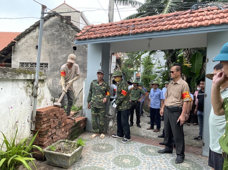 Việc UBND huyện Thường T&iacute;n xử l&yacute; c&aacute;c hạng mục c&ocirc;ng tr&igrave;nh vi phạm của hộ gia đ&igrave;nh &ocirc;ng Ch&eacute;n nhằm đảm bảo t&iacute;nh nghi&ecirc;m minh của ph&aacute;p luật&nbsp;