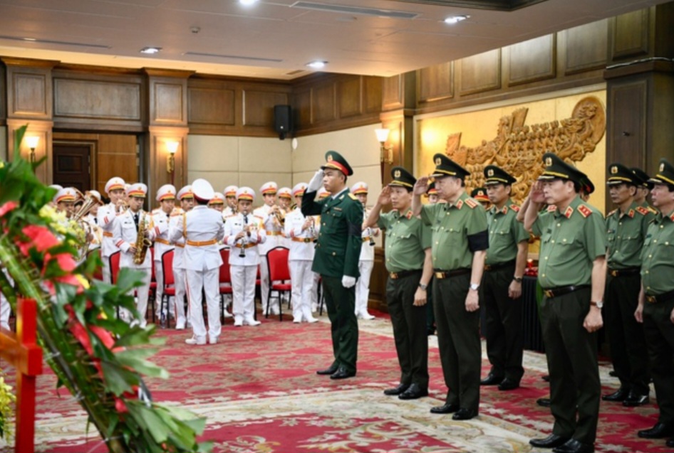 Đo&agrave;n Đảng ủy C&ocirc;ng an Trung ương, Bộ C&ocirc;ng an do Đại tướng T&ocirc; L&acirc;m, Ủy vi&ecirc;n Bộ Ch&iacute;nh trị, B&iacute; thư Đảng ủy C&ocirc;ng an Trung ương, Bộ trưởng Bộ C&ocirc;ng an l&agrave;m Trưởng đo&agrave;n v&agrave;o viếng đồng ch&iacute; L&ecirc; Văn Th&agrave;nh. Ảnh VGP/Nhật Bắc