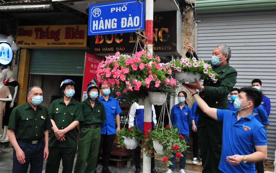 Hội Cựu chiến binh phường, Đo&agrave;n thanh ni&ecirc;n trang ho&agrave;ng phố bằng những giở hoa khoe sắc.