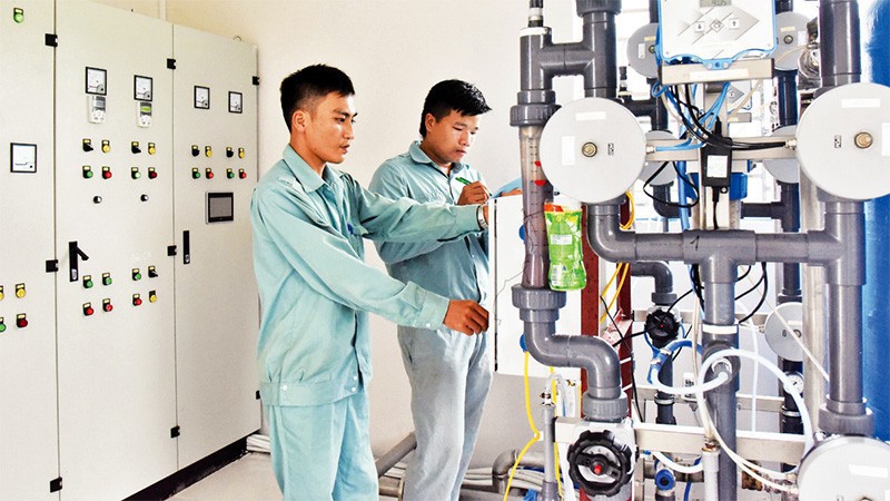 Vận hành hệ thống cung cấp nước sạch cho người dân huyện Sóc Sơn. Ảnh: Đăng Duy