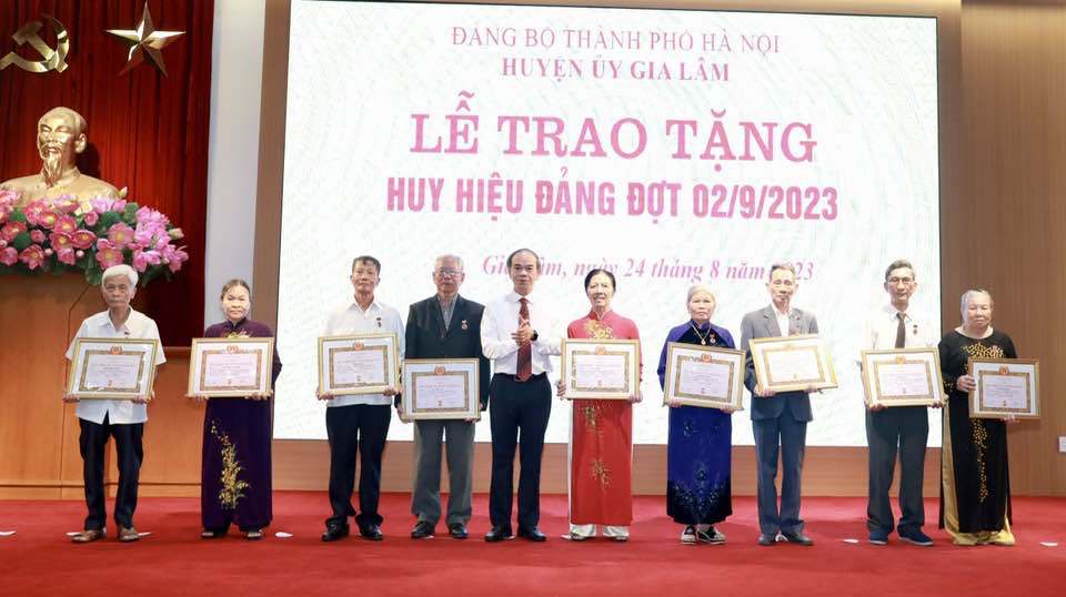 Ph&oacute; B&iacute; thư Thường trực Huyện ủy Gia L&acirc;m Nguyễn Tiến Việt trao Huy hiệu Đảng cho c&aacute;c đảng vi&ecirc;n l&atilde;o th&agrave;nh tr&ecirc;n địa b&agrave;n.