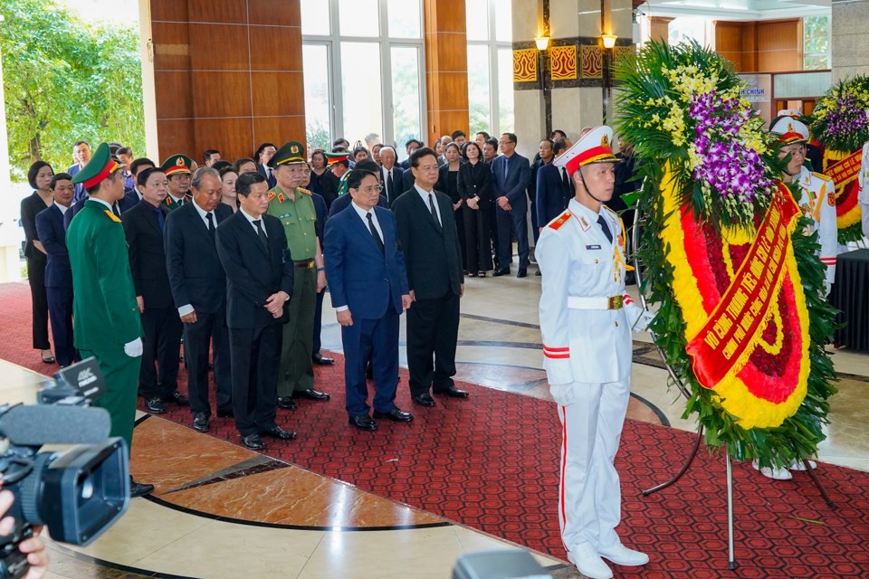 Đo&agrave;n Ch&iacute;nh phủ nước Cộng h&ograve;a x&atilde; hội chủ nghĩa Việt Nam do đồng ch&iacute; Phạm Minh Ch&iacute;nh, Ủy vi&ecirc;n Bộ Ch&iacute;nh trị, Thủ tướng Ch&iacute;nh phủ nước Cộng h&ograve;a x&atilde; hội chủ nghĩa Việt Nam, dẫn đầu v&agrave;o viếng đồng ch&iacute; L&ecirc; Văn Th&agrave;nh. Ảnh Cổng th&ocirc;ng tin điện tử Hải Ph&ograve;ng