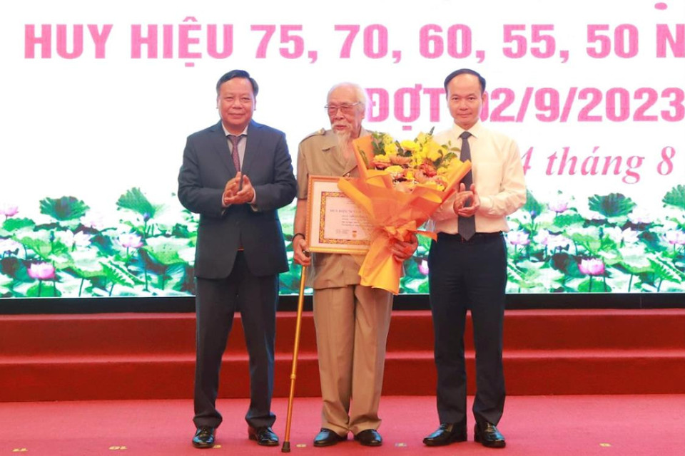 Lãnh đạo Thành phố trao Huy hiệu Đảng tại Đảng bộ quận Long Biên - Ảnh 2