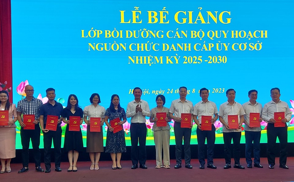 B&iacute; thư Đảng ủy Khối c&aacute;c cơ quan TP H&agrave; Nội Do&atilde;n Trung Tuấn trao Giấy chứng nhận ho&agrave;n th&agrave;nh chương tr&igrave;nh bồi dưỡng cho c&aacute;c học vi&ecirc;n&nbsp;