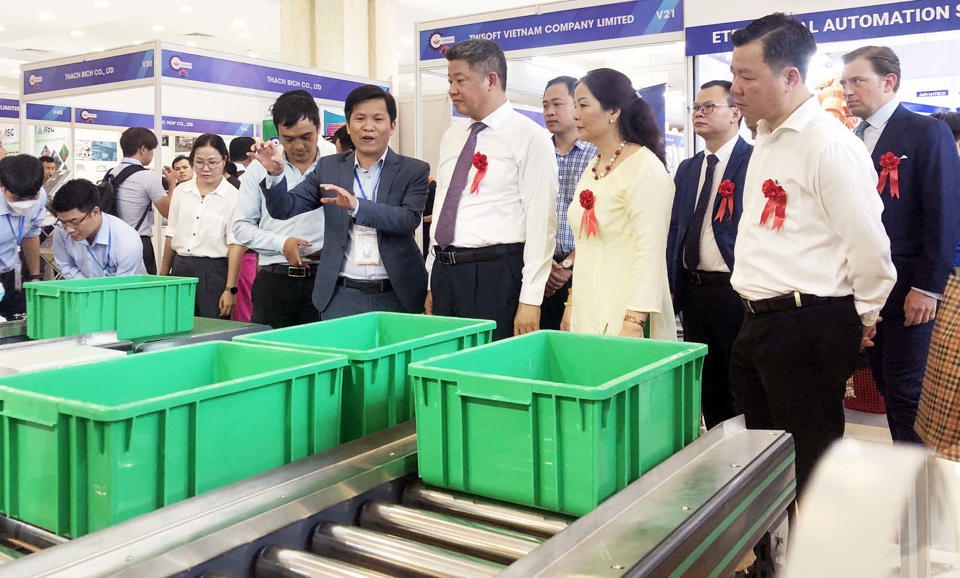 Phó Chủ tịch UBND TP Hà Nội Nguyễn Mạnh Quyền và các đại biểu tham quan các gian hàng tại hội chợ. Ảnh: Hoài Nam