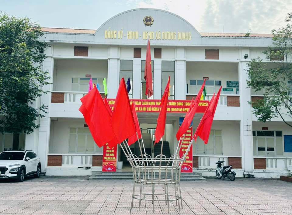 Trang trí cổ động tại trụ sở UBND xã Dương Quang, huyện Gia Lâm. Ảnh: Hoàng Quyết