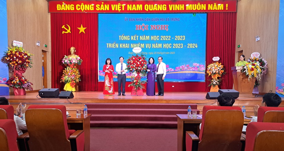 Thứ trưởng Bộ GD&amp;ĐT Ng&ocirc; Thị Minh tặng hoa ch&uacute;c mừng những th&agrave;nh t&iacute;ch trong năm học 2022-2023 của ng&agrave;nh GD&amp;ĐT quận Hai B&agrave; Trưng
