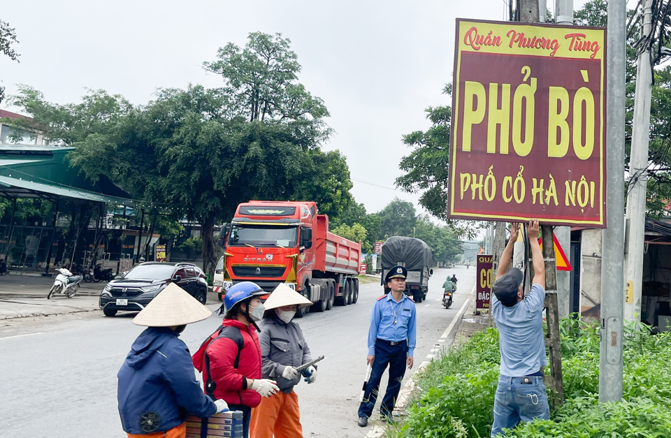 Lực lượng chức năng y&ecirc;u cầu th&aacute;o dỡ c&aacute;c biển quảng c&aacute;o vi phạm&nbsp;về trật tự an to&agrave;n giao th&ocirc;ng, trật tự đ&ocirc; thị, vệ sinh m&ocirc;i trường , lấn chiếm l&ograve;ng, lề đường, h&agrave;nh lang an to&agrave;n giao th&ocirc;ng tr&ecirc;n địa b&agrave;n.