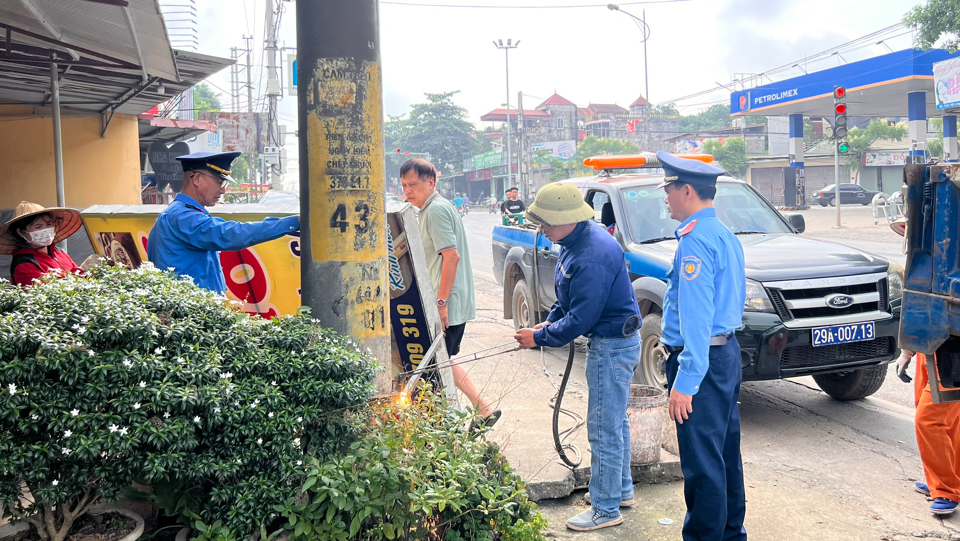 Kiểm tra thực tế địa b&agrave;n đoạn qua ba x&atilde; Tản Lĩnh, Ba Trại, V&acirc;n H&ograve;a vẫn c&ograve;n tồn tại nhiều vi phạm về trật tự an to&agrave;n giao th&ocirc;ng, trật tự đ&ocirc; thị, vệ sinh m&ocirc;i trường , lấn chiếm l&ograve;ng, lề đường, h&agrave;nh lang an to&agrave;n giao th&ocirc;ng.