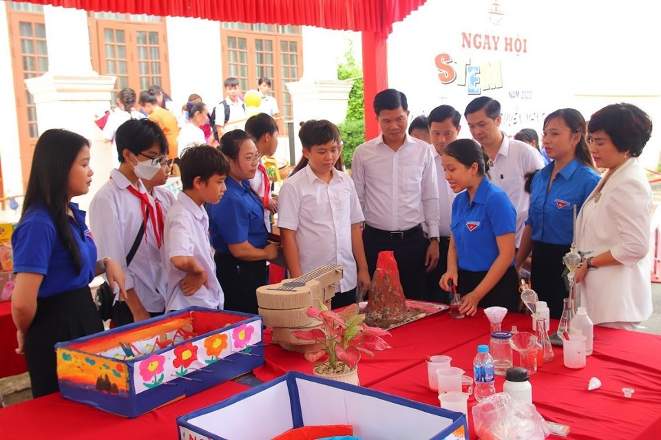 C&aacute;c đại biểu tham quan Ng&agrave;y hội STEM thanh thiếu nhi Thanh Oai.