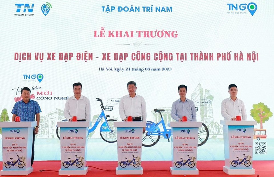 Phó Chủ tịch UBND TP Hà Nội Nguyễn Mạnh Quyền và các đại biểu ấn nút chính thức đưa vào hoạt động dịch vụ xe đạp điện, xe đạp công cộng trên địa bàn. Ảnh: Phạm Công