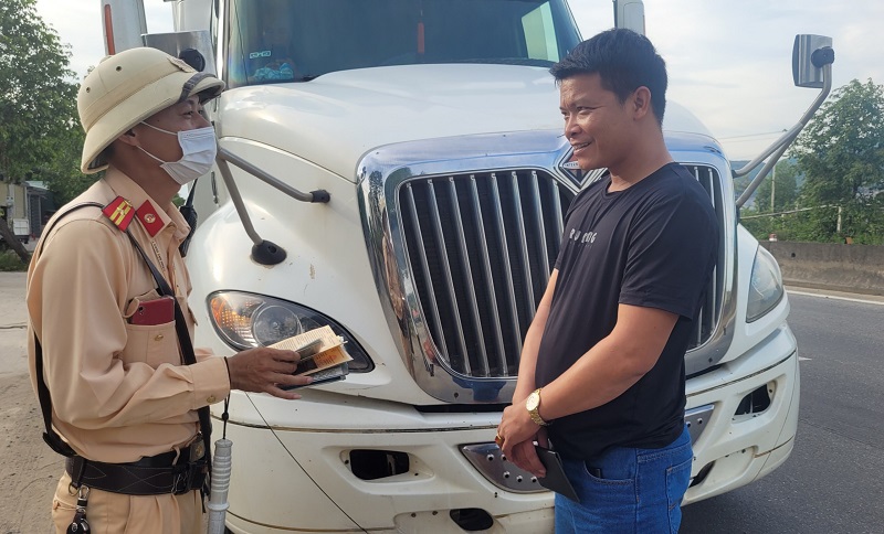 Đến thời điểm n&agrave;y, c&aacute;c lực lượng chức năng của tỉnh H&agrave; Tĩnh đ&atilde; tiến h&agrave;nh kiểm so&aacute;t&nbsp; 2.940 phương tiện, trong đ&oacute; c&oacute; 1.120 xe container.