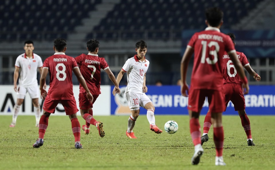 Thế trận đ&ocirc;i co được U23 Việt Nam v&agrave; U23 Indonesia tạo ra trong phần lớn thời gian trận chung kết. Ảnh: Hải Ho&agrave;ng.