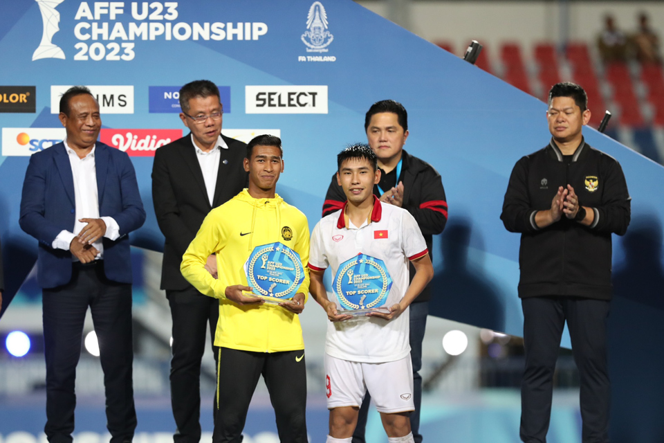 Tiền vệ Đinh Xu&acirc;n Tiến nhận giải thưởng đồng Vua ph&aacute; lưới c&ugrave;ng cầu thủ của U23 Malaysia.
