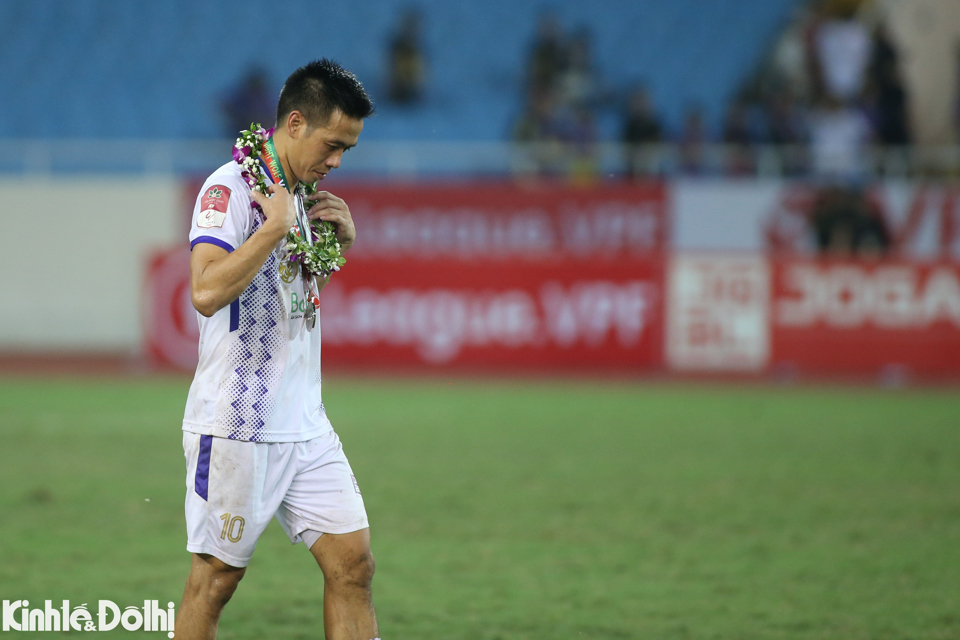 Đội trưởng của H&agrave; Nội FC Nguyễn Văn Quyết thất vọng v&agrave; chấp nhận thua cuộc trong cuộc đua v&ocirc; địch.