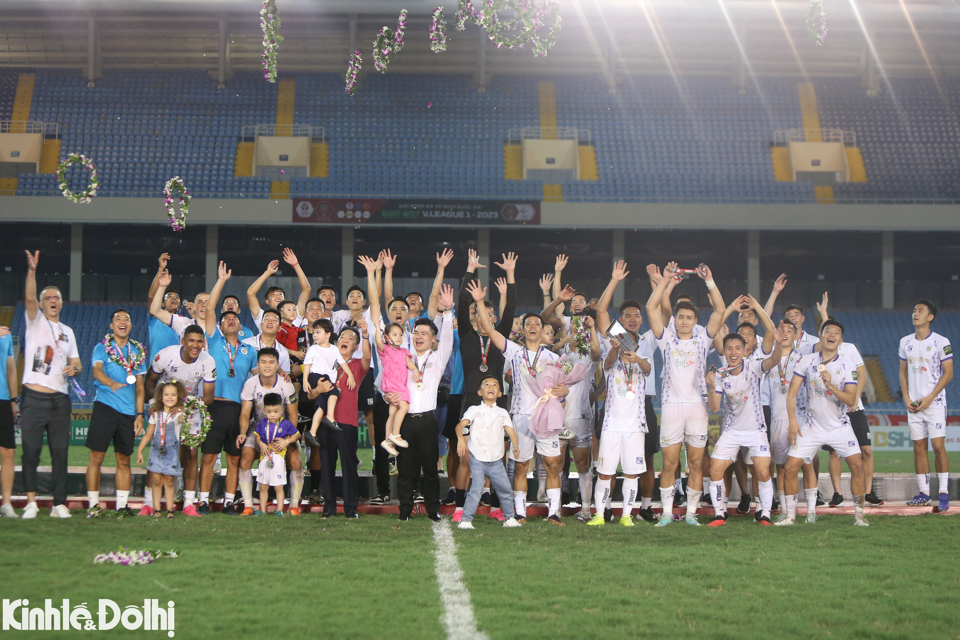 H&agrave; Nội FC ăn mừng trong sự nuối tiếc khi trở th&agrave;nh cựu vương của V-League 2023.